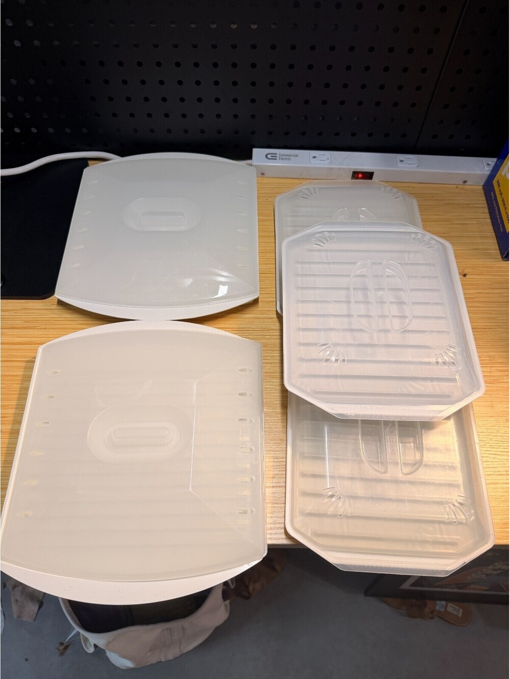 5 Microwave Bacon food Trays Nordic Ware crean white with lids 10 piece set VTG